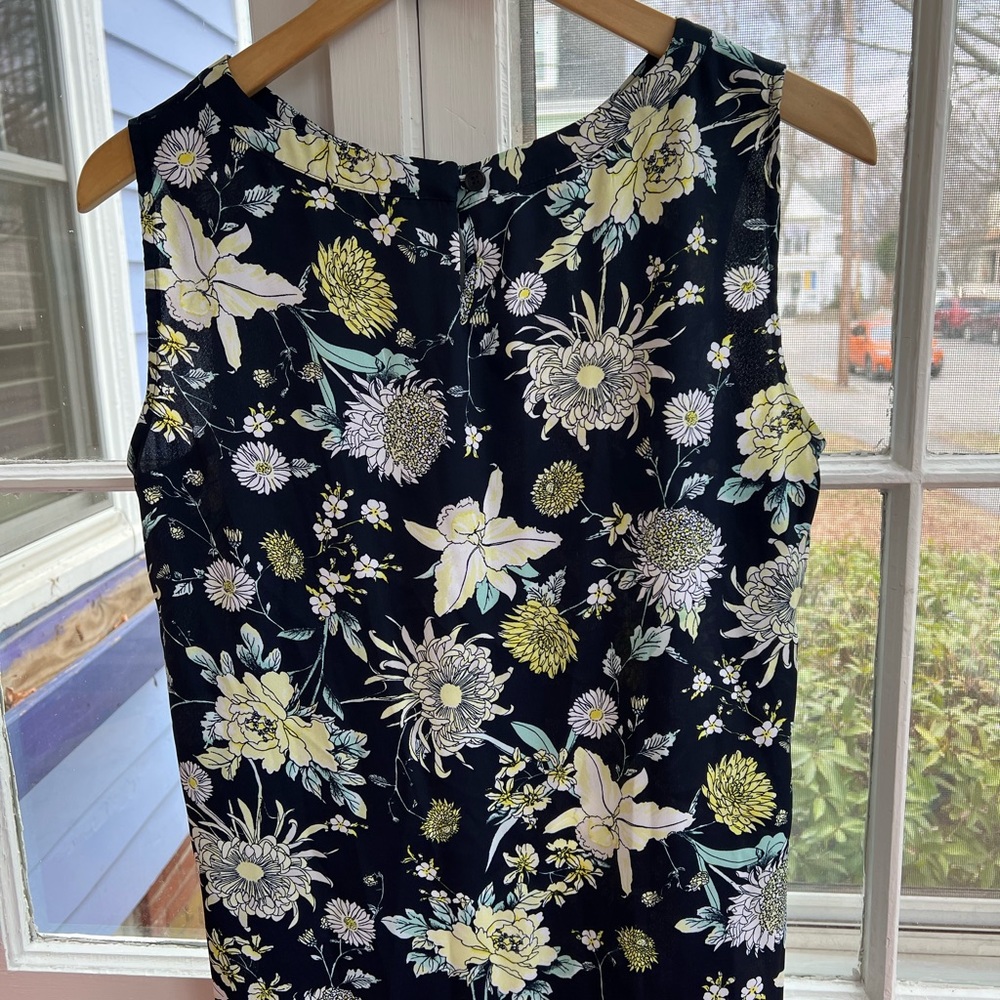 Liz Claiborne top. Keyhole slit in front. Button in back.